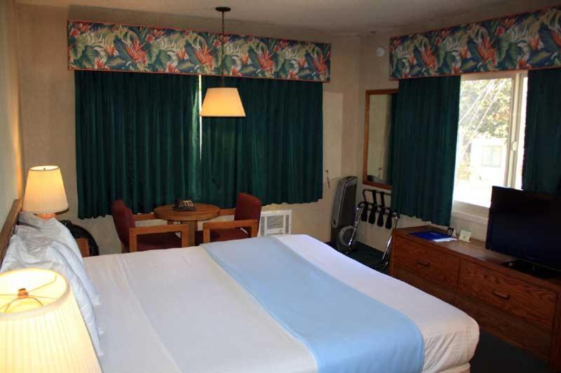 Cabrillo Inn At The Beach Санта Барбара Екстериор снимка